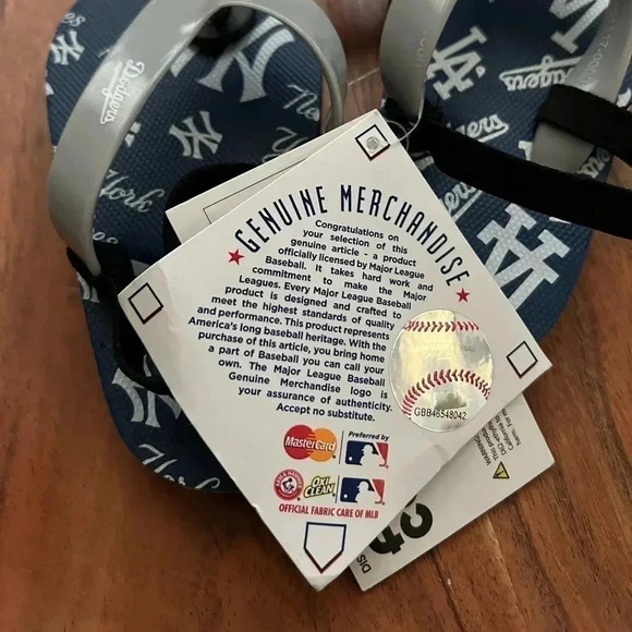 LA Dodgers And NY Yankees Kids Sandals size 5 - Picture 2 of 2